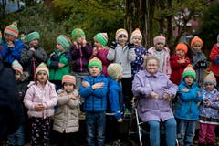 Die Sarner Kindergärtner mit Irene Brehm aus der Residenz am Schärme. Bild: Corinne Glanzmann (Sarnen, 30. Oktober 2018)