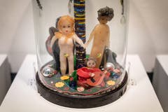 Figurendarstellung unter Glas von Pya Hug