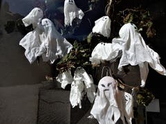 Im Dorf Hospental ist es nicht, wie es den Anschein macht, so gespenstig. Aber diese Deko in einem Schaufenster wirft doch einige Fragen auf. (Bild: Margrith Imhof-Röthlin (Hospental, 5. Oktober 2018))