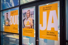 Die SVP eröffnete die Abstimmungskampagne über die Initiative «Schweizer Recht statt fremde Richter (Selbstbestimmungsinitiative)», die am 25. November an die Urne gelangt. Die SVP verlangt, dass die Bundesverfassung gegenüber dem Völkerrecht immer Vorrang hat – unter dem Vorbehalt der zwingenden Bestimmungen des Völkerrechts. Bild: Anthony Anex/Keystone