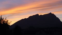Der Pilatus im letzten Abendlicht. Aufgenommen von einem Balkon in Stans aus. (Bild: Hans Steiner (5. Oktober 2018))