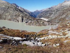 Ausblick in die Grimselwelt. Aufnahme zwischen Grimselpasshöhe und Grimsel-Hospiz. (Bild: Bruno Ringgenberg (5. Oktober 2018))