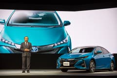 Der grösste japanische Autobauer Toyota Motor ruft rund 2,43 Millionen Hybrid-Wagen zurück. Betroffen sind Prius- und Auris-Modelle, die zwischen Oktober 2008 und November 2014 hergestellt wurden. Es gebe Probleme mit dem Hybrid-System, die dazu führen könnten, dass der Motor abwürge. Bild: Christopher Jue/EPA