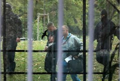 Nach der Festnahme von mutmasslichen Mitgliedern der rechtsterroristischen Gruppe «Revolution Chemnitz» ist in Deutschland eine Kontroverse über die Handlungsfähigkeit von Polizei und Verfassungsschutz entbrannt. Laut Linke-Politikern hätten die Extremisten viel früher auf dem Radar erscheinen müssen, da sie den Behörden schon länger bekannt seien. Bild: Franziska Kraufmann/EPA