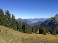 Eine Aussicht auf die Mythen und einen Teil des Vierwaldstättersees. Die Aufnahme entstand auf der Wanderung (Wildbeobachtungspfad) von Niederbauen auf die Stockhütte. (Bild: Urs Gutfleisch (Twäregg, 5. Oktober 2018))