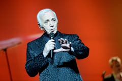 Mit Sänger und Schauspieler Charles Aznavour ist einer der letzten grossen Vertreter des klassischen Chansons mit 94 Jahren gestorben. Bis ins hohe Alter begeisterte der französisch-armenische Künstler sein Publikum. Mit Liedern wie «La Bohème» und «Emmenez-moi» wurde er zum Weltstar. Weltweit hat er über 180 Millionen Platten verkauft. Bild: Jacek Turczyk/EPA