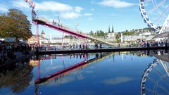 Spiegelbild der Määs vor dem KKL. (Bild: Roli Köchli (Luzern, 6. Oktober 2018))