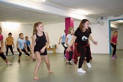 Vanessa Sicher (ganz rechts) gibt beim Tanzen den Takt an und führt die 15 Teilnehmer in die Welt des Hip-Hop ein. Zusammen studieren sie beim Ferien(s)pass eine Choreografie ein. (Bild: Remo Infanger (Altdorf, 8. Oktober 2018))