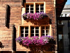 "Lass Blumen sprechen" ! So kommt doch diese alte Holz-Fassade noch viel schöner zur Geltung. Bild: Margrith Imhof-Röthlin (Andermatt, 8. Oktober 2018))