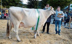 Besitzer Hans Pernet, Haag (rechts), hat mit Kuh Saphira die Miss Buchs 2018 heimführen können. (Bilder: Hansruedi Rohrer)