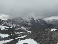 Auf dem Bibergpass 2848m hoch über dem Gasteren- und Kandertal. Blick nach Westen. Links teilweise sichtbar, das Balmhorn und der Altels. Es herrscht eine wilde Stimmung. Der Winter kündigt sich an. C`est fantastique. Bild: Raphael Wellig (Bibergpass, 7. Oktober 2018))