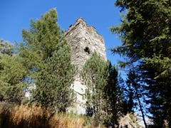 Der Aufstieg zum "Turm der Herren" hat sich auf jeden Fall gelohnt, auch "Frauen" können hier oben die wunderschöne Aussicht auf das Dorf Hospental geniessen. (Bild: Margrith Imhof-Röthlin (Hospental, 8. Oktober 2018))