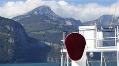 Der Nieder und Oberbauen haben Nebel an diesem schönen Herbstsonntag, fotografiert auf dem Dampfschiff Stadt Luzern im Urnersee (Bild: Hans Steiner, 7. Oktober 2018)