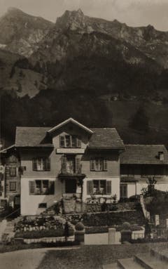 Die Liegenschaft der Huwylers, angeschrieben als «Bäckerei und Spezereihandlung, Kaffee & Alkoholfreie Wirtschaft» in den Dreissigerjahren. (Bild: PD)