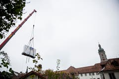 Die Plastikfolie soll die Kabine vor Schäden schützen. (Bild: Mareycke Frehner)