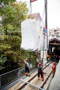 Millimeterarbeit, bis die Bahn auf den Schienen steht. (Bild: Mareycke Frehner)