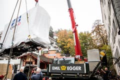 Während des Hebevorgangs ist das Bähnli verpackt. (Bild: Mareycke Frehner)