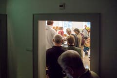 Einige Besucher müssen viel Geduld mitbringen - eine Wartezeit von bis zu 30 Minuten ist heute angesagt. (Bild: Pius Amrein, Luzern, 8. Oktober 2018)