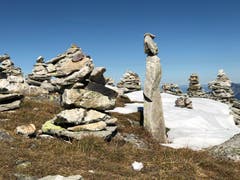 Auf einer Herbstwanderung mit Kaiserwetter entdeckte Steinmadonna inmitten der vielen Steinmännchen. (Bild: Cécile Hüsler (Pizolgebiet, 9. Oktober 2018))