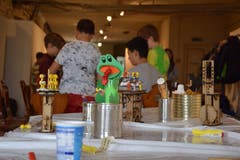 Ein Frosch auf der Büchse, Smileys auf dem Holzkonstrukt: Nebst dem Bauen konnten die Kinder auch kreativ sein.Bilder: Nicola Ryser