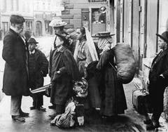 Tag der Heimkehr der Schwabengänger: Neu eingekleidet warten die Kinder am abgemachten Treffpunkt in Friedrichshafen (das Bild entstand wohl um 1900).