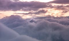 Der Säntis ragt während dem Sonnenuntergang aus dem Nebelmeer. (Bild: Nicolas Giovanettoni)