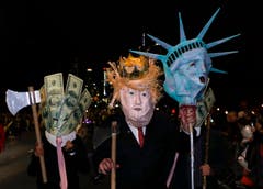 Der US-Präsident hält als Sujet her. (Bild: Jason Szenes/EPA (New York, 31. Oktober 2018))