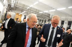 Besuch von Bundesrat Johann Schneider-Ammann am FDP-Partetag Obwalden in der Käserei Seiler in Giswil. Auf dem Rundgang hier mit VR-Präsident Hansruedi Aggeler (rechts)(Bild: Markus von Rotz (Giswil, 31. Oktober 2018))