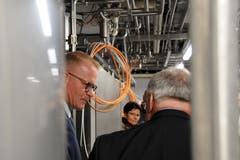Besuch von Bundesrat Johann Schneider-Ammann am FDP-Partetag Obwalden in der Käserei Seiler in Giswil. Auf dem Rundgang hier mit VR-Präsident Hansruedi Aggeler (links) und Regierungsrätin Maya Büchi(Bild: Markus von Rotz (Giswil, 31. Oktober 2018))