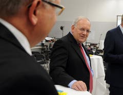 Besuch von Bundesrat Johann Schneider-Ammann am FDP-Partetag Obwalden in der Käserei Seiler in Giswil. Immer wieder mal ein Blick des Bundesrats auf seinen persönlichen Mitarbeiter Yves Weidmann. (Bild: Markus von Rotz (Giswil, 31. Oktober 2018))