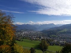 Wunderbare Aussicht vom Sonnenberg auf Kriens, die verschneiten Berge und den Vierwaldstättersee. (Bild: Urs Gutfleisch, 1. November 2018)