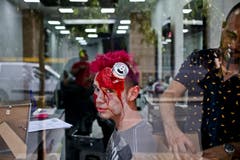 Wer schön sein will... Ein Mitarbeiter eines Schönheitssalons in Santiago de Chile lässt sich für Halloween herrichten. (Bild: Esteban Felix/AP (Santiago, 31. Oktober 2018))