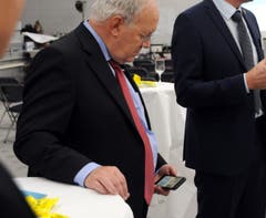 Besuch von Bundesrat Johann Schneider-Ammann am FDP-Partetag Obwalden in der Käserei Seiler in Giswil. Oder mal ein verstohlener Blick aufs Handy.(Bild: Markus von Rotz (Giswil, 31. Oktober 2018))