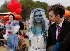 In Johannesburg, Südafrika, feierten Hunderte Halloween im George-Hay-Park. (Bild: Kim Ludbrook/EPA (Johannesburg, 31. Oktober 2018))