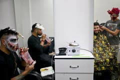 Hier wartet das Personal des Schönheitssalons auf Kundschaft. Zu hoffen, dass sich dadurch niemand abschrecken liess. (Bild: Esteban Felix/AP (Santiago, 31. Oktober 2018))