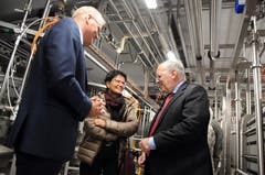 Besuch von Bundesrat Johann Schneider-Ammann am FDP-Partetag Obwalden in der Käserei Seiler in Giswil. Auf dem Rundgang hier mit VR-Präsident Hansruedi Aggeler (links) und Regierungsrätin Maya Büchi(Bild: Markus von Rotz (Giswil, 31. Oktober 2018))