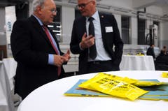 Besuch von Bundesrat Johann Schneider-Ammann am FDP-Partetag Obwalden in der Käserei Seiler in Giswil. Auf dem Rundgang hier mit VR-Präsident Hansruedi Aggeler (rechts) - auf dem Tisch werden Stimmbürger und Redner erinnert, an ihre Stimme zu denken.(Bild: Markus von Rotz (Giswil, 31. Oktober 2018))