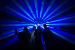 Verkleidete Besucher bei der Halloween-Lichtshow im Tierpark Berlin. (Bild: Kamil Zihnioglu/EPA (31. Oktober 2018))