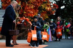 Und hier noch das Original: Donald Trump und First Lady Melania Trump verteilen an einem vorgezogenen Halloween-Event Süssigkeiten vor dem Weissen Haus. (Bild: Jacquelyn Martin/AP (Washington, 28. Oktober 2018))