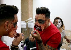 Auch in Santiago de Chile bereitet man sich auf Halloween vor. (Bild: Esteban Felix/AP (31. Oktober 2018))