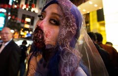 Halloween im Fernen Osten: Kostümierte in Lan Kwai Fong, Hong Kong. (Bild: Alex Hofford/EPA (Hong Kong, 31. Oktober 2018))