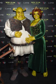 Ihre Halloweenparty ist legendär: Heidi Klum (rechts) und ihr Freund Tom Kaulitz haben sich für die 19. Ausgabe in New York in Shrek und Prinzessin Fiona verwandelt. (Bild: Evan Agostini/Invision/AP (New York, 31. Oktober 2018))