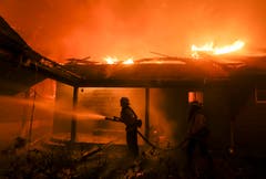 Die Feuerwehrkräfte sind im Dauereinsatz. (Bild: Ringo H.W. Chiu/AP, 9. November 2018))