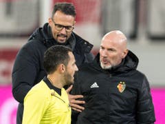 Basels Sportchef Marco Streller und Assistenztrainer Carlos Bernegger verlangen vom Schiedsrichter-Assistenten Sertac Kurnazca eine Erklärung für die Aberkennung des Tores (Bild: KEYSTONE/PETER SCHNEIDER)