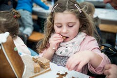 Joline (5) aus Adligenswil gönnt sich ein Guezli als Zwischenverpflegung. (Bild: Manuela Jans-Koch, Malters, 10. November 2018)