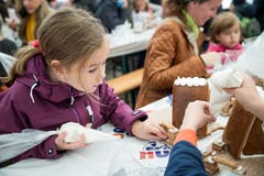 Stabilität ist wichtig: Laura (6, links) aus Schattdorf festigt ihre Guezli mit Zuckerguss. (Bild: Manuela Jans-Koch, Malters, 10. November 2018)