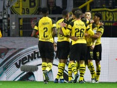 Die Dortmunder feiern mit Doppeltorschütze Marco Reus (Nummer 11) den Sieg gegen Bayern München (Bild: KEYSTONE/AP/MARTIN MEISSNER)