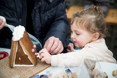 Jung aber entschlossen: Alisha (1,5) aus Adligenswil weiss ganz genau, wo sie ihr Guezli platzieren will. (Bild: Manuela Jans-Koch, Malters, 10. November 2018)
