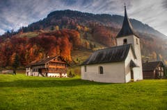 Die Sankt-Sebastian-Kapelle im Dörfli bei Wolfenschiessen am Fusse des Wellenbergs. (Bild: Caroline Pirskanen (Wolfenschiessen, 10. November 2018))