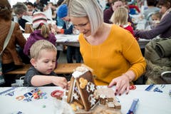 Ganz gross: Alessio (3) aus Inwil dekoriert mit Unterstützung von Gotti Doreen sein Chnusperhäuschen. (Bild: Manuela Jans-Koch, Malters, 10. November 2018)